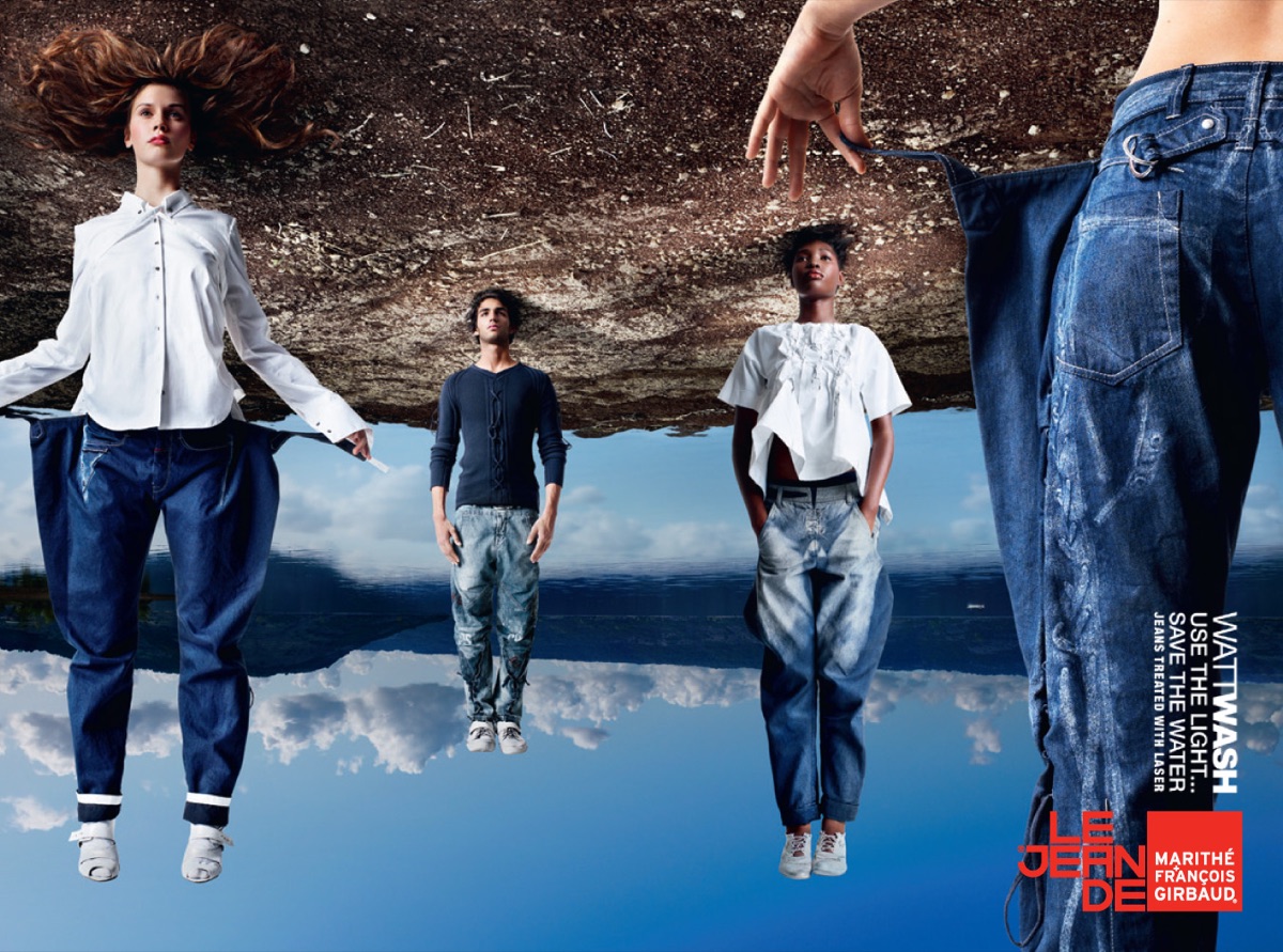 Visuel de campagne Marithé François Girbaud : des jeans sur un ciel inversé