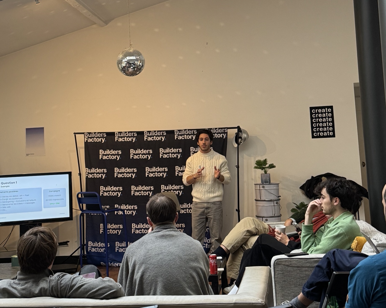 Benjamin Elkouby animant un workshop devant des entrepreneurs